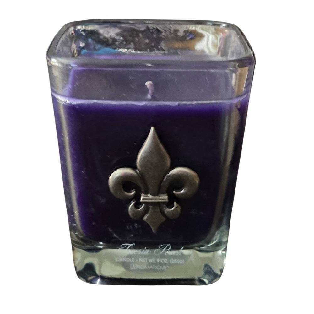 Aromatique Freesia Peach Purple Candle 9oz Fleur-de-Lis Glass Jar 12256 B1